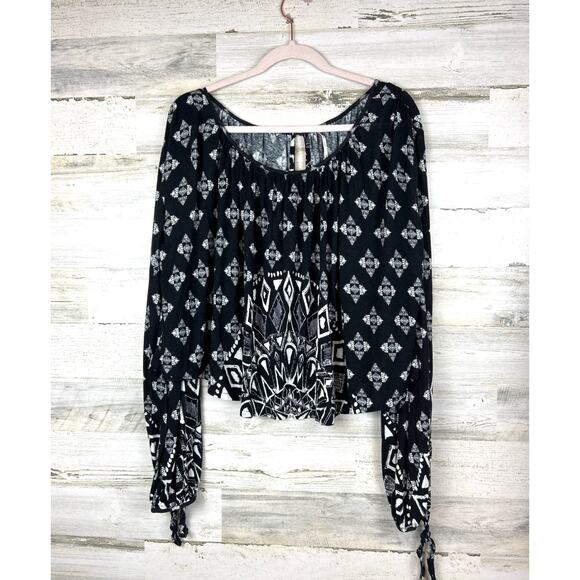 Free People Women’s Medium Dazed Black White Print Tie Cuff Cropped Blouse Top - Picture 3 of 8